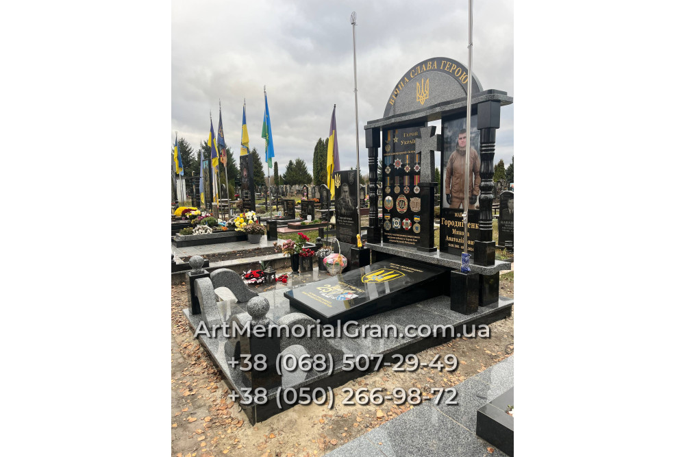Меморіальний комплекс для військового 00886